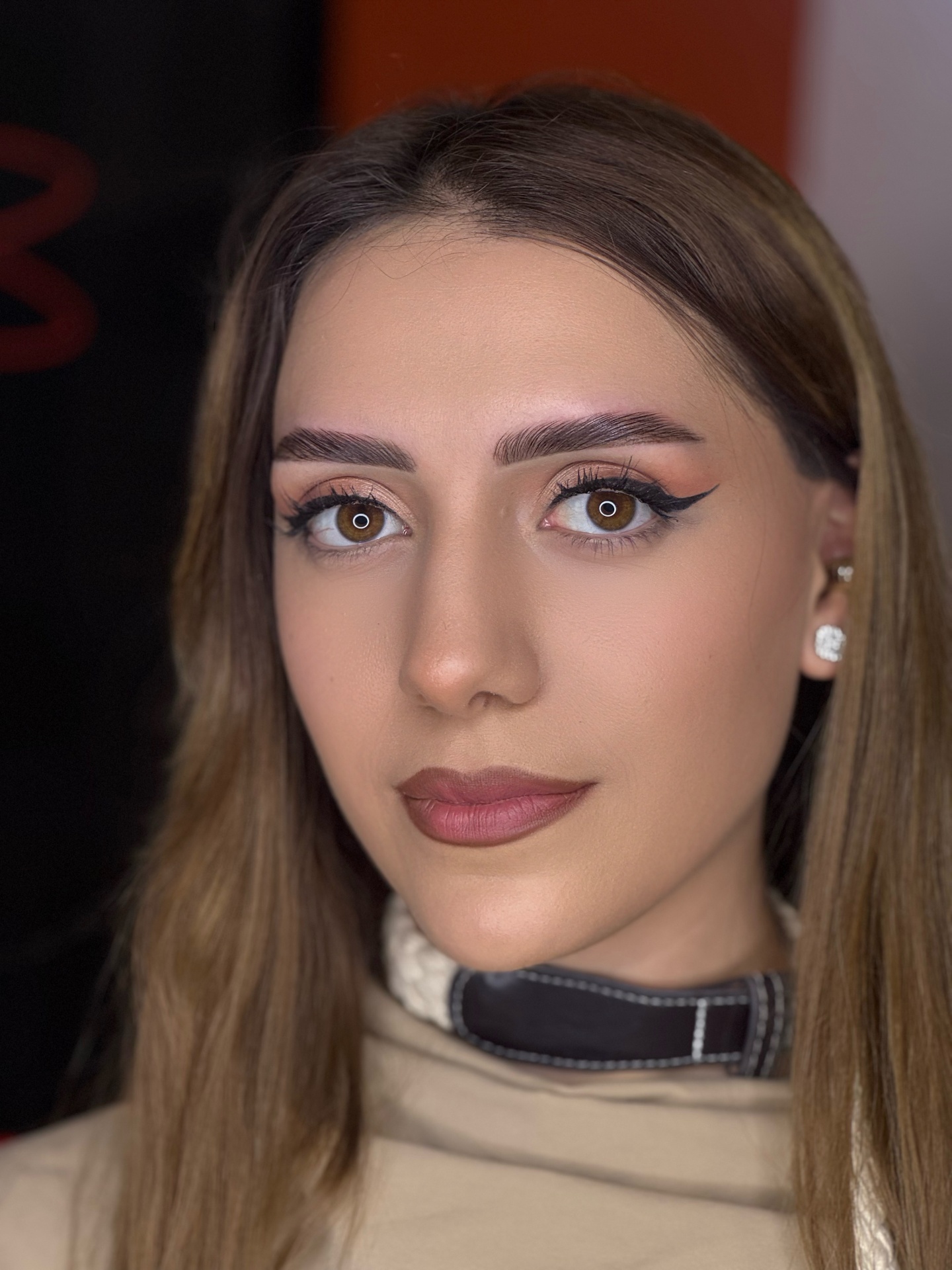 Evening makeup with winged liner
